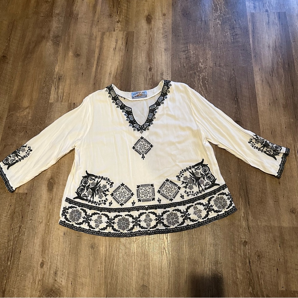 TIENDA HO Embroide white ,gray and silver top size XL